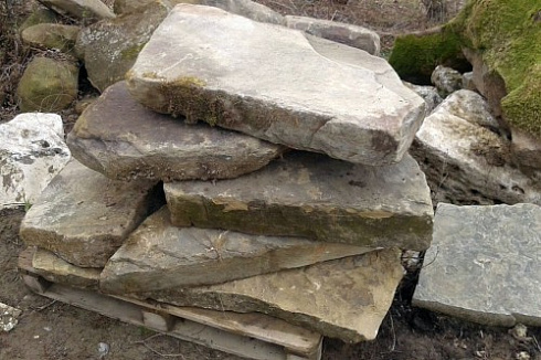 Kamenclub.ru: Песчаник плиты - плахи - пошаговые дорожки (фр. 70-150 мм)  купить в Смоленске песчаник серый бежевый желтый зеленый колотый песчаник строительный 6500 руб/т   фото КАМЕНЬ КЛУБ