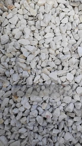 Kamenclub.ru: Мраморная крошка, щебень, цвет-белый, фр. 10-20 мм.  купить в Смоленске мрамор белый, молочный айвори каменная ландшафтная декоративная крошка шебня 12000 руб/т   фото КАМЕНЬ КЛУБ