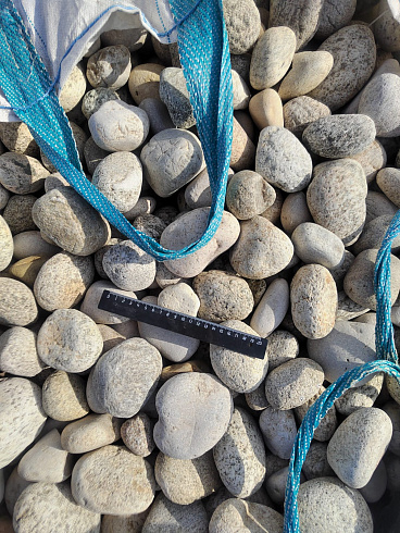 Kamenclub.ru: Галька речная окат (серо-белая) фр. 70-120 мм купить  в Смоленске галька галечник бело-серая, серо-белая, серая, белая речная природная галька  8000 руб/т   фото КАМЕНЬ КЛУБ