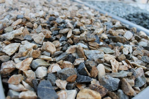 Kamenclub.ru: Мраморная крошка (щебень крошка медовый), фр. 10-20 мм.  купить в Смоленске песчаник бежевый, серый каменная ландшафтная крошка  12000 руб/т   фото КАМЕНЬ КЛУБ