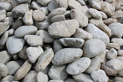 Kamenclub.ru: Бело-серый валунчик фр.100-300 мм.  купить в Смоленске крупный камень для ландшафта серый, белый бело-серый валун крупная галька 4500 руб/т   фото КАМЕНЬ КЛУБ