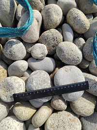 Kamenclub.ru: Галька речная окат (серо-белая) фр. 70-120 мм купить  в Смоленске галька галечник бело-серая, серо-белая, серая, белая речная природная галька  8000 руб/т   фото КАМЕНЬ КЛУБ