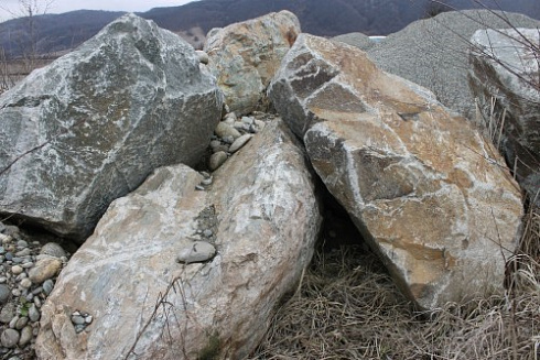 Kamenclub.ru: Гранит скальник (серо-зеленый) фр. 500-1500 мм.  купить в Смоленске гранит мрамор  серый зеленый темно-серый глыба скальная колотая ландшафтная 7 500 руб/т   фото КАМЕНЬ КЛУБ