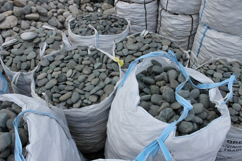 Kamenclub.ru: Темно-серый валунчик фр.100-300 мм.  купить в Смоленске крупный природный камень серый, темно-серый, светло-серый речная галька большого размера окатанная 4500 руб/т   фото КАМЕНЬ КЛУБ