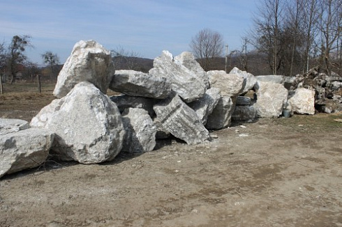 Kamenclub.ru: Мраморизированный известняк фр.500-1500 мм.  купить в Смоленске    10000 руб/т   фото КАМЕНЬ КЛУБ