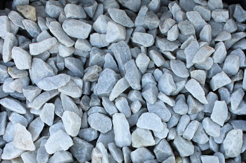 Kamenclub.ru: Мраморная крошка, щебень, цвет-белый, фр. 3-5 мм.  купить в Смоленске мрамор белый молочный бежевый мрамор колотый 11500 руб/т   фото КАМЕНЬ КЛУБ