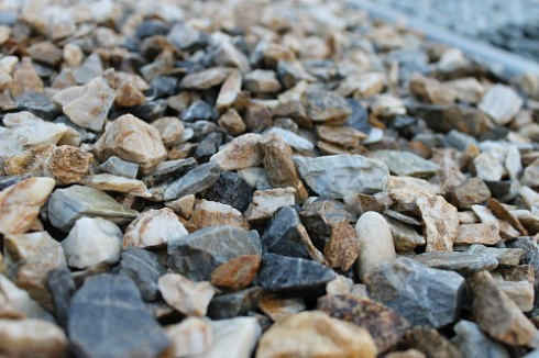 Kamenclub.ru: Мраморная крошка (щебень крошка медовый), фр. 10-20 мм.  купить в Смоленске песчаник бежевый, серый каменная ландшафтная крошка  12000 руб/т   фото КАМЕНЬ КЛУБ