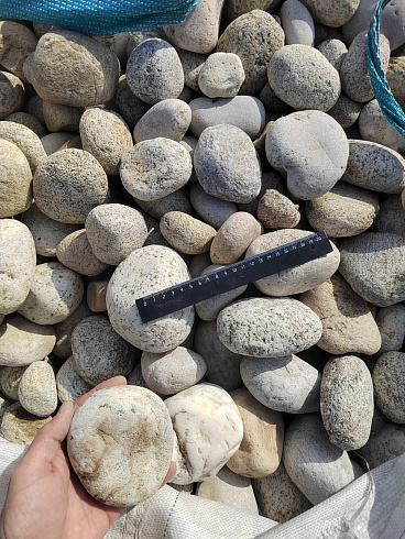 Kamenclub.ru: Галька речная окат (серо-белая) фр. 70-120 мм купить  в Смоленске галька галечник бело-серая, серо-белая, серая, белая речная природная галька  8000 руб/т   фото КАМЕНЬ КЛУБ