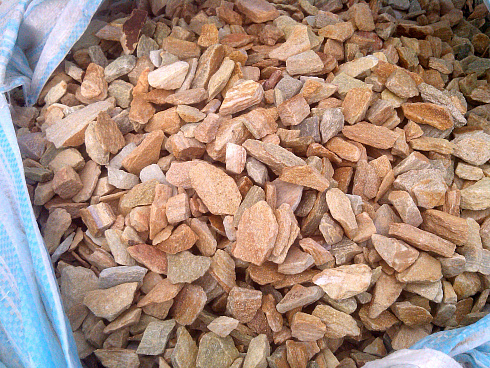 Kamenclub.ru: Щебень крошка желтый (ЗЛАТОЛИТ) фр. 10-20 мм.  купить в Смоленске златолит бежевый, золотистый, желтый каменная декоративная крошка щебня златолита 10800 руб/т   фото КАМЕНЬ КЛУБ