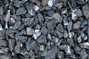 Kamenclub.ru: Щебень крошка черный (мрамор) фр. 20-40 мм.  купить в Смоленске мрамор черный с белыми прожилками мраморная каменная крошка 11000 руб/т   фото КАМЕНЬ КЛУБ