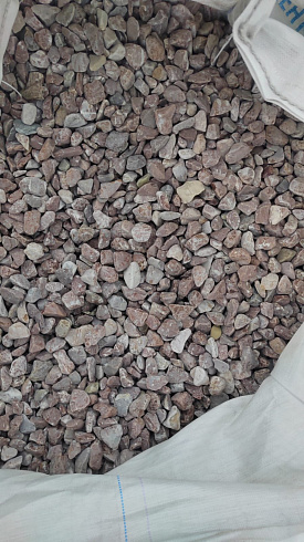 Kamenclub.ru: Мраморная крошка (щебень галтованный розовый) фр.20-40 мм.  купить в Смоленске мрамор розовый, красный оголтованный округлый щебень  15000 руб/т   фото КАМЕНЬ КЛУБ