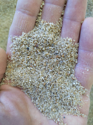 Кварцевый песок для площадок фр. 0,6-1,2 мм.  купить в Смоленске фото Камень Клуб