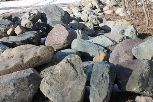 Kamenclub.ru: Гранит скальник (серо-зеленый) фр. 500-1500 мм.  купить в Смоленске гранит мрамор  серый зеленый темно-серый глыба скальная колотая ландшафтная 7 500 руб/т   фото КАМЕНЬ КЛУБ