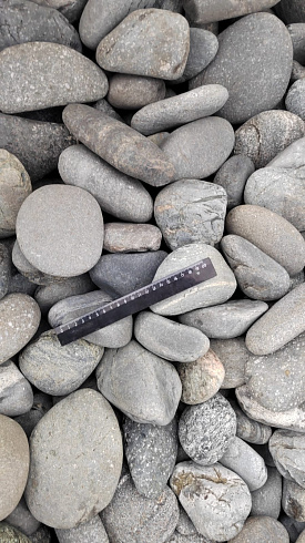 Kamenclub.ru: Галька речная окат (темно-серая) фр. 70-150 мм. купить  в Смоленске галька речная темно-серая, синяя, серая речная галька округлая  8000 руб/т   фото КАМЕНЬ КЛУБ