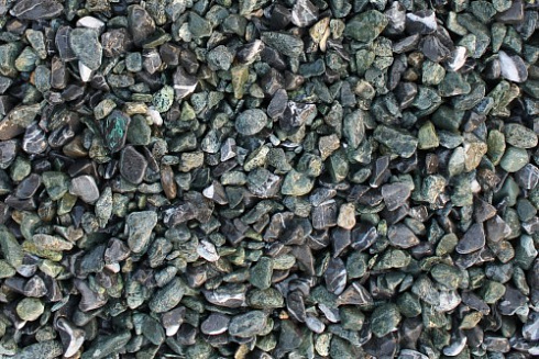 Kamenclub.ru: Мраморная крошка (щебень галтованный микс:зеленый-черный) фр.10-20 мм.  купить в Смоленске мрамор зеленый, черный декоративные ландшафтные окатанные округлые камни щебня 14500 руб/т   фото КАМЕНЬ КЛУБ