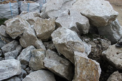 Kamenclub.ru: Мраморизированный известняк фр. 100-500 мм.  купить в Смоленске известняк серый белый темно-серый сероватый валун природного образования окатанный 10500 руб/т   фото КАМЕНЬ КЛУБ