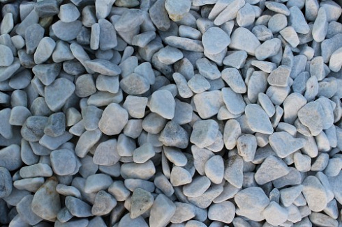 Kamenclub.ru: Мраморная крошка (щебень галтованный белый), фр.20-40 мм.  купить в Смоленске мрамор белый бежевый молочный мраморный щебень декоративный 17000 руб/т   фото КАМЕНЬ КЛУБ