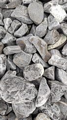 Kamenclub.ru: Щебень галтованный черный (мрамор) фр.40-70 мм.  купить в Смоленске мрамор черный с белыми прожилками, черный, белый щебень галтованный округлый 13500 руб/т   фото КАМЕНЬ КЛУБ