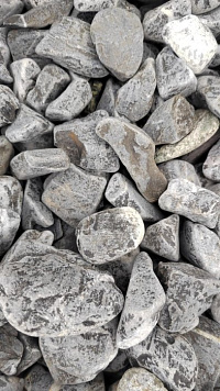 Kamenclub.ru: Щебень галтованный черный (мрамор) фр.40-70 мм.  купить в Смоленске мрамор черный с белыми прожилками, черный, белый щебень галтованный округлый 13500 руб/т   фото КАМЕНЬ КЛУБ