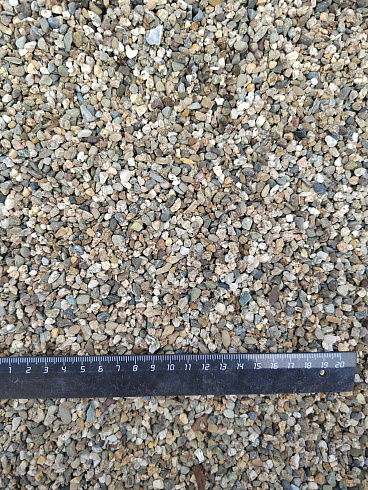 Kamenclub.ru: Галька речная окат (серая) фр.3-5 мм купить  в Смоленске галька речная серая бежевый темно-серый окатанный речной камень округлый 9500 руб/т   фото КАМЕНЬ КЛУБ