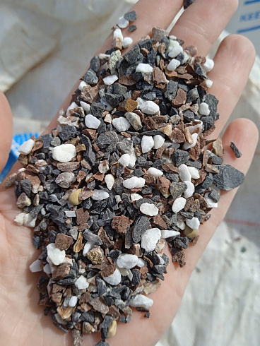 Kamenclub.ru: Мраморная крошка (щебень крошка микс : белый-черный-розовый) фр. 5-10 мм.  купить в Смоленске мрамор белый, черный, розовый, разноцветный микс декоративная мраморная каменная крошка 12000 руб/т   фото КАМЕНЬ КЛУБ