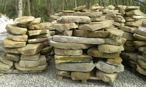 Kamenclub.ru: Песчаник плиты - плахи - пошаговые дорожки (фр. 70-150 мм)  купить в Смоленске песчаник серый бежевый желтый зеленый колотый песчаник строительный 6500 руб/т   фото КАМЕНЬ КЛУБ