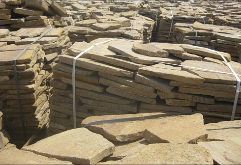 Kamenclub.ru: Песчаник пластушка желтый с рисунком (3 см)  купить в Смоленске песчаник желтый с рисунком, рыжий, желтый песчаник пластушка ландшафтная рваная 8 500 руб/м3   фото КАМЕНЬ КЛУБ