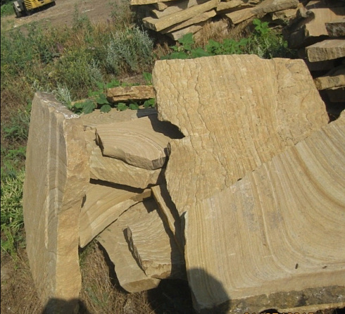 Kamenclub.ru: Форматный камень (плаха) пошаговая дорожка от 70-150 см (4 -12 см)  купить в Смоленске плитняк  форматный плаха желтый песчаник 9 000 руб/т   фото КАМЕНЬ КЛУБ