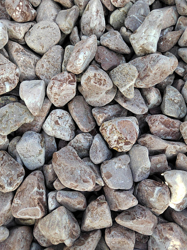 Kamenclub.ru: Мраморная крошка (щебень галтованный розовый) фр.10-20 мм.  купить в Смоленске мрамор розовый, красный ландшафтный декоративный окатанный округлый щебень 15000 руб/т   фото КАМЕНЬ КЛУБ