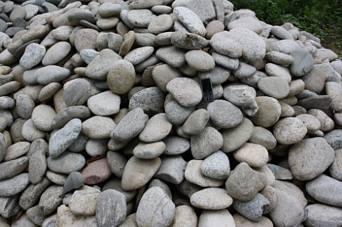 Kamenclub.ru: Галька речная плоская (бело-серая) фр. 100-200-300 мм. купить  в Смоленске галька речная плоская серый, белый, бело-серый, серо-белый речная галька плоская  9000 руб/т   фото КАМЕНЬ КЛУБ