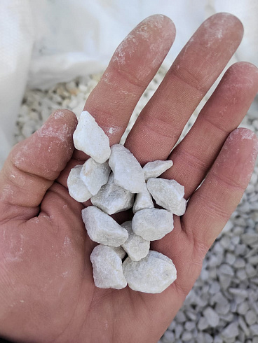 Kamenclub.ru: Мраморная крошка, щебень, цвет-белый, фр. 10-20 мм.  купить в Смоленске мрамор белый, молочный айвори каменная ландшафтная декоративная крошка шебня 12000 руб/т   фото КАМЕНЬ КЛУБ