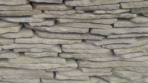 Kamenclub.ru: Песчаник пластушка светло-серый (2,0 см)  купить в Смоленске плитняк- ластушка светло-серый, серый рваный ландшафтный плитняк колотый 13800 руб/м3   фото КАМЕНЬ КЛУБ