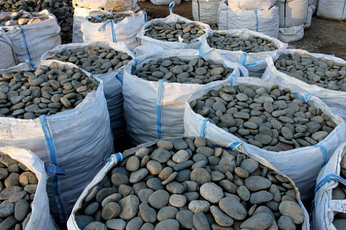 Kamenclub.ru: Галька речная плоская (темно-серая) фр. 100-200-300 мм. купить  в Смоленске галька речная плоская темно-серый, серый, синий речной галечник плоский 9000 руб/т   фото КАМЕНЬ КЛУБ