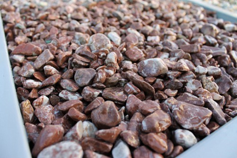 Kamenclub.ru: Мраморная крошка (щебень галтованный розовый) фр.10-20 мм.  купить в Смоленске мрамор розовый, красный ландшафтный декоративный окатанный округлый щебень 15000 руб/т   фото КАМЕНЬ КЛУБ