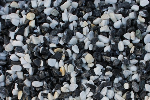 Kamenclub.ru: Мраморная крошка (щебень крошка микс : белый-черный-розовый) фр. 5-10 мм.  купить в Смоленске мрамор белый, черный, розовый, разноцветный микс декоративная мраморная каменная крошка 12000 руб/т   фото КАМЕНЬ КЛУБ