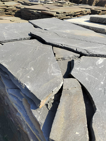 Kamenclub.ru: Песчаник пластушка светло-серый (2,0 см)  купить в Смоленске плитняк- ластушка светло-серый, серый рваный ландшафтный плитняк колотый 13800 руб/м3   фото КАМЕНЬ КЛУБ