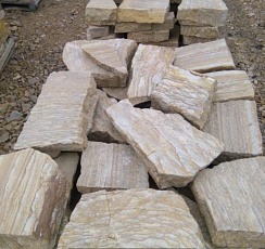 Kamenclub.ru: Песчаник пластушка желтый с рисунком (7-15 см)  купить в Смоленске плитняк - пластушка - бут желтый песчаник 10200 руб/м3   фото КАМЕНЬ КЛУБ