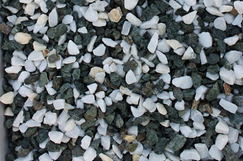 Kamenclub.ru: Мраморная крошка (щебень крошка микс : белый-черный-розовый) фр. 3-5 мм.  купить в Смоленске мрамор белый, черный, розовый, разноцветный мраморная каменная крошка декорвтивная 12000 руб/т   фото КАМЕНЬ КЛУБ