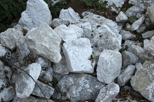 Kamenclub.ru: Мраморизированный известняк фр. 100-500 мм.  купить в Смоленске известняк серый белый темно-серый сероватый валун природного образования окатанный 10500 руб/т   фото КАМЕНЬ КЛУБ