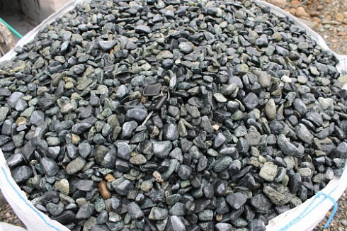 Kamenclub.ru: Щебень галтованный зеленый (змеевик) фр. 20-40 мм.  купить в Смоленске мрамор зеленый, салатовый оголтованный щебень мраморный 12500 руб/т   фото КАМЕНЬ КЛУБ