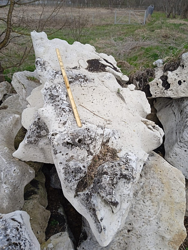 Kamenclub.ru: Выветренный известняк (степной) фр. 500-1500 мм.  купить в Смоленске    10000 руб/т   фото КАМЕНЬ КЛУБ