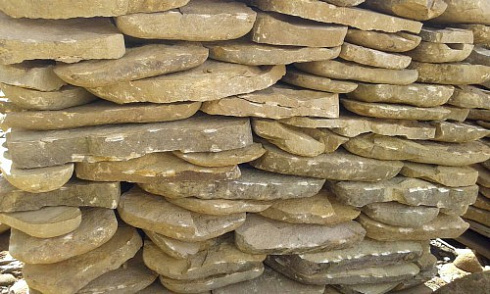 Kamenclub.ru: Песчаник колотый для облицовки (фр. 2-3 см)  купить в Смоленске песчаник бежевый серый рыжий песчаник строительный 5000 руб/т   фото КАМЕНЬ КЛУБ