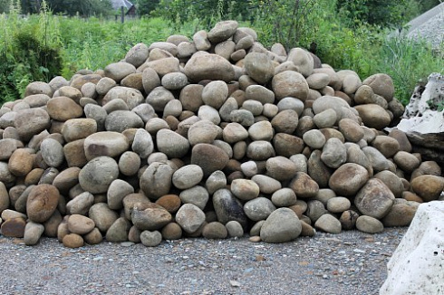 Kamenclub.ru: Песчаник ядра, фр. 100-300 мм  купить в Смоленске песчаник бежевый серый рыжий речная галька 5 000 руб/т   фото КАМЕНЬ КЛУБ