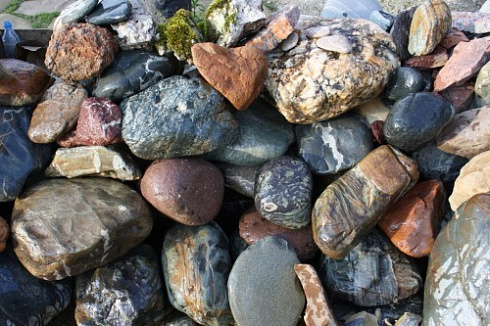 Kamenclub.ru: Ландшафтные валунчики фр.100-500 мм.  купить в Смоленске крупный природный камень серый, темно-серый, светло-серый речной валун крупный 4800 руб/т   фото КАМЕНЬ КЛУБ