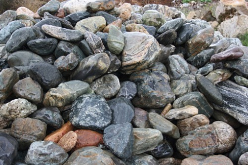 Kamenclub.ru: Ландшафтные валунчики фр.100-500 мм.  купить в Смоленске крупный природный камень серый, темно-серый, светло-серый речной валун крупный 4800 руб/т   фото КАМЕНЬ КЛУБ