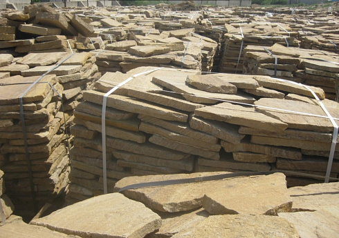 Kamenclub.ru: Песчаник пластушка желтый с рисунком (3 см)  купить в Смоленске песчаник желтый с рисунком, рыжий, желтый песчаник пластушка ландшафтная рваная 8 500 руб/м3   фото КАМЕНЬ КЛУБ