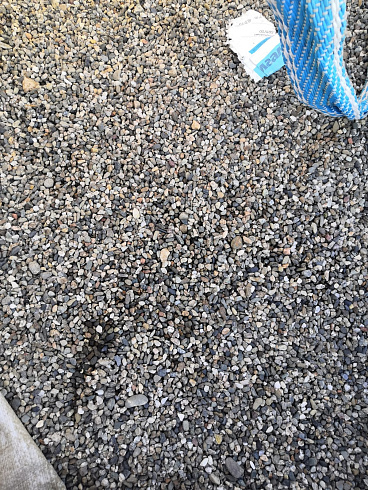 Kamenclub.ru: Галька речная окат (серая) фр.3-5 мм купить  в Смоленске галька речная серая бежевый темно-серый окатанный речной камень округлый 9500 руб/т   фото КАМЕНЬ КЛУБ