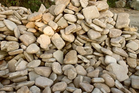 Kamenclub.ru: Песчаник для мощения дорожек, площадок, парковок ( фр 5-10 см)  купить в Смоленске песчаник  серый желтый коричневый рыжий песчаник оголтованный окатанный 6500 руб/т   фото КАМЕНЬ КЛУБ