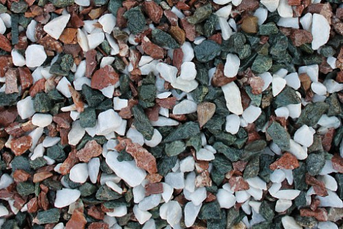 Kamenclub.ru: Мраморная крошка (щебень крошка микс: белый-розовый) фр. 10-20 мм.  купить в Смоленске мрамор белый, розовый каменный декоративный ландшафтный щебень 12000 руб/т   фото КАМЕНЬ КЛУБ