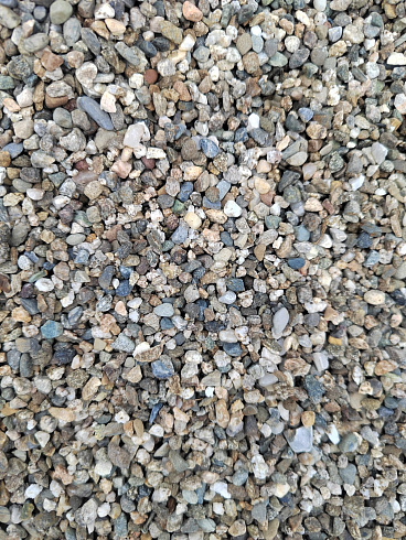 Kamenclub.ru: Галька речная окат (серая) фр.3-5 мм купить  в Смоленске галька речная серая бежевый темно-серый окатанный речной камень округлый 9500 руб/т   фото КАМЕНЬ КЛУБ